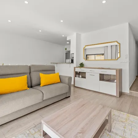 Apartment Sea View & Shared Pool In By Hostwise